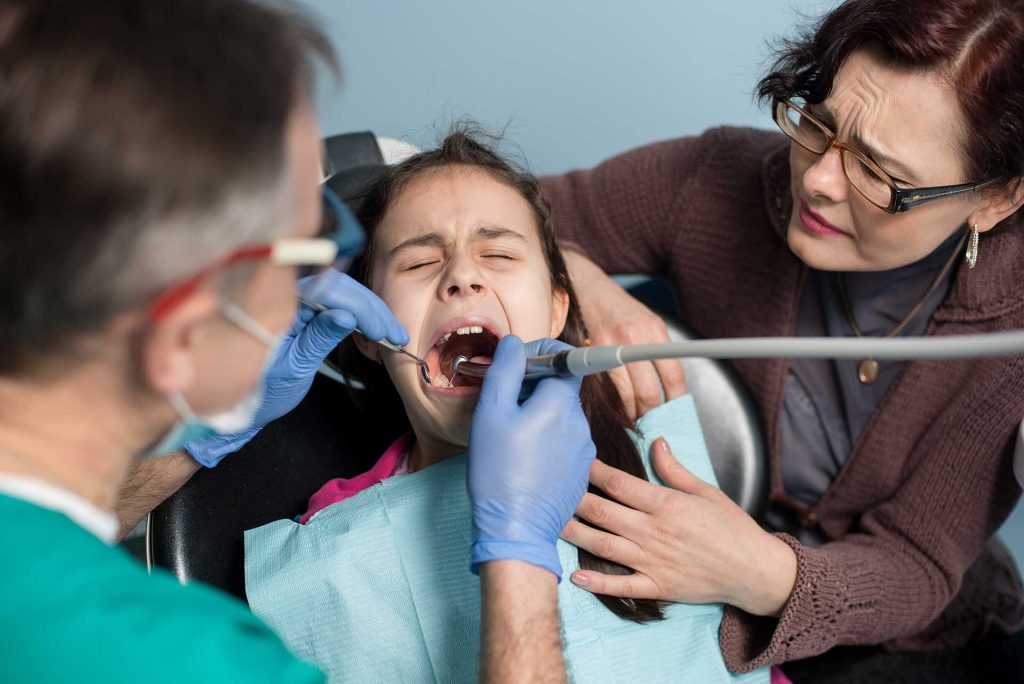 dentist examine patient in emergency